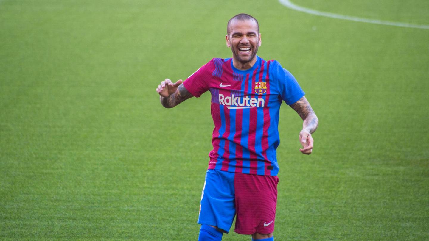 Jalkapallo | Dani Alves pelaa Barcelonassa minimi­palkalla: tienasi ennen viikossa enemmän kuin nyt koko kaudesta