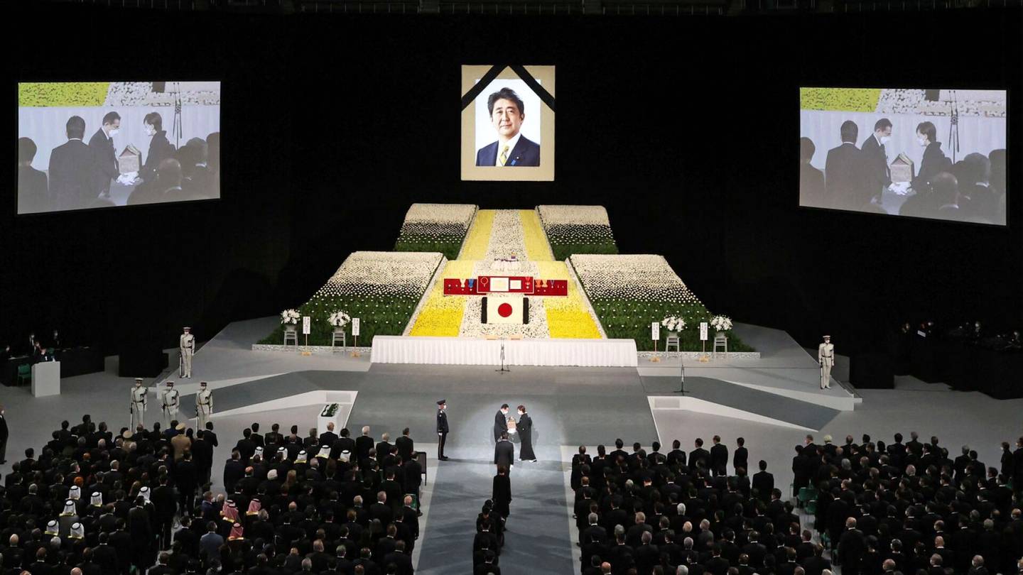 Japani | Tuhannet osoittivat mieltään, kun surmatulle Shinzō Abelle järjestettiin valtiolliset hautajaiset – Miksi enemmistö Japanin kansasta vastustaa muistotilaisuutta?