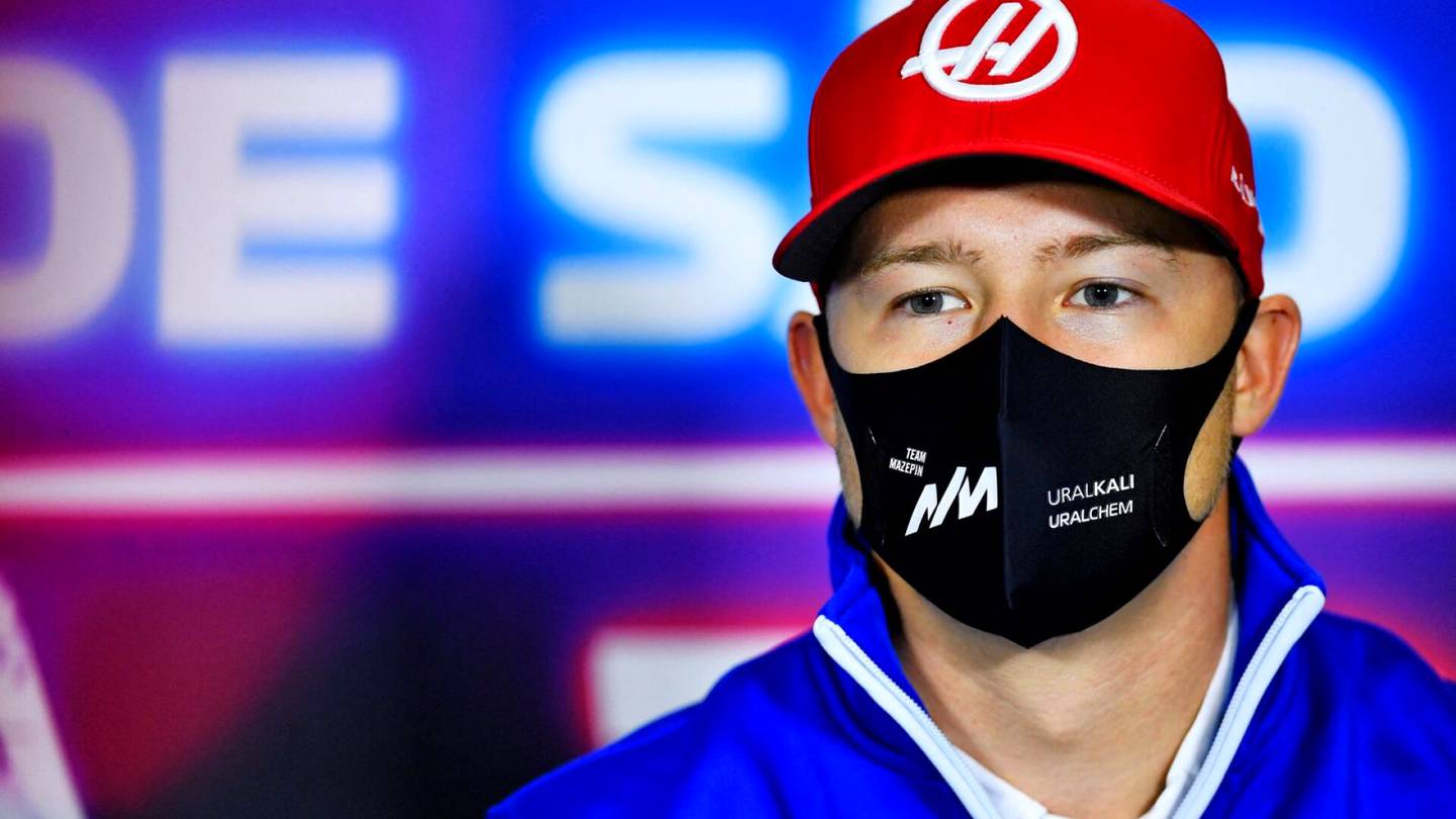 F1 | Lewis Hamiltonilla ja Max Verstappenilla tavallista vähemmän ohitettavaa: Koronatartunta pakottaa Haasin Nikita Mazepinin karanteeniin