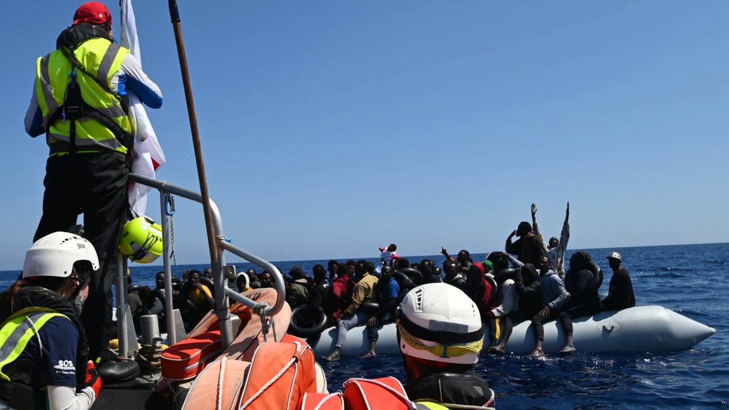 Siirtolaisuus | ”Aivan sietämätöntä” – Suomalais­lääkäri kertoo tilanteesta pelastus­laivalla, joka on jo viikon ajan odottanut pääsyä maihin Väli­merellä