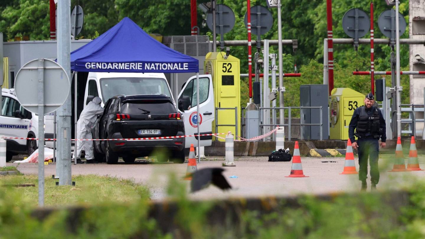 Ranska | Kaksi vartijaa kuollut vanki­kuljetukseen tehdyssä iskussa, sadat poliisit etsivät karkuria
