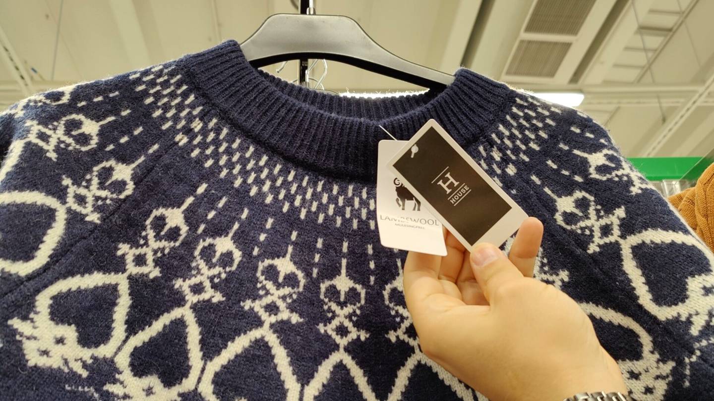 Yritykset | S-ryhmä lopettaa suosittua Strömsö-neuletta muistuttavan paidan myynnin