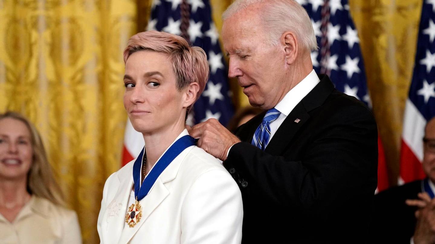 Urheilu | Presidentti palkitsi ihmisoikeuksia puolustaneet urheilijatähdet korkeimmalla kunniamerkillä – Megan Rapinoe vastaanotti mitalin silmää vinkaten