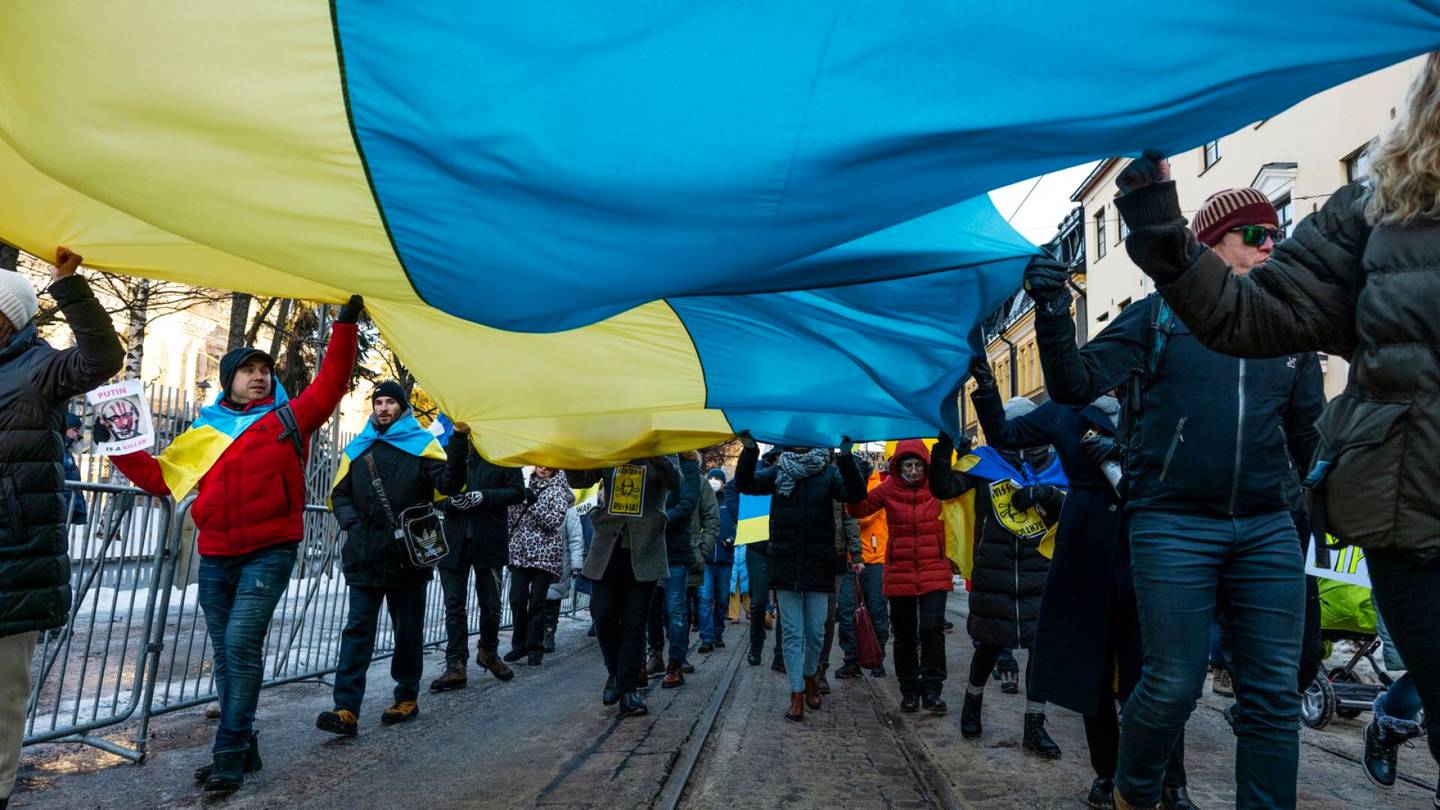 Mielenosoitukset | Suomessa asuvia venäläisiä kokoontuu sunnuntaina Senaatintorille vastustamaan Ukrainan sotaa