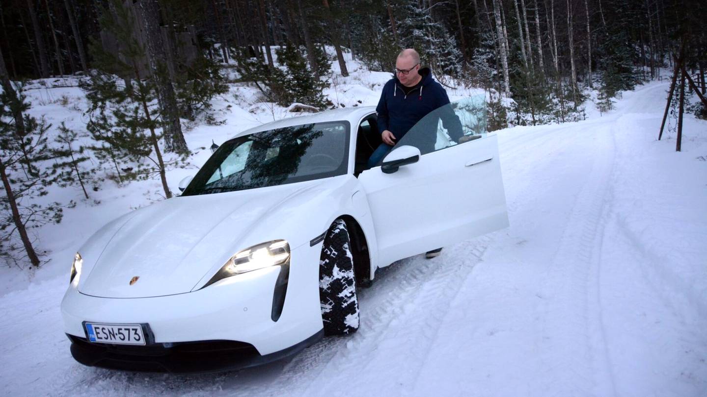 Sähköautot | Mies osti unelmiensa sähkö­auton – pian paljastui, että Suomen tiet ovat sille uhka
