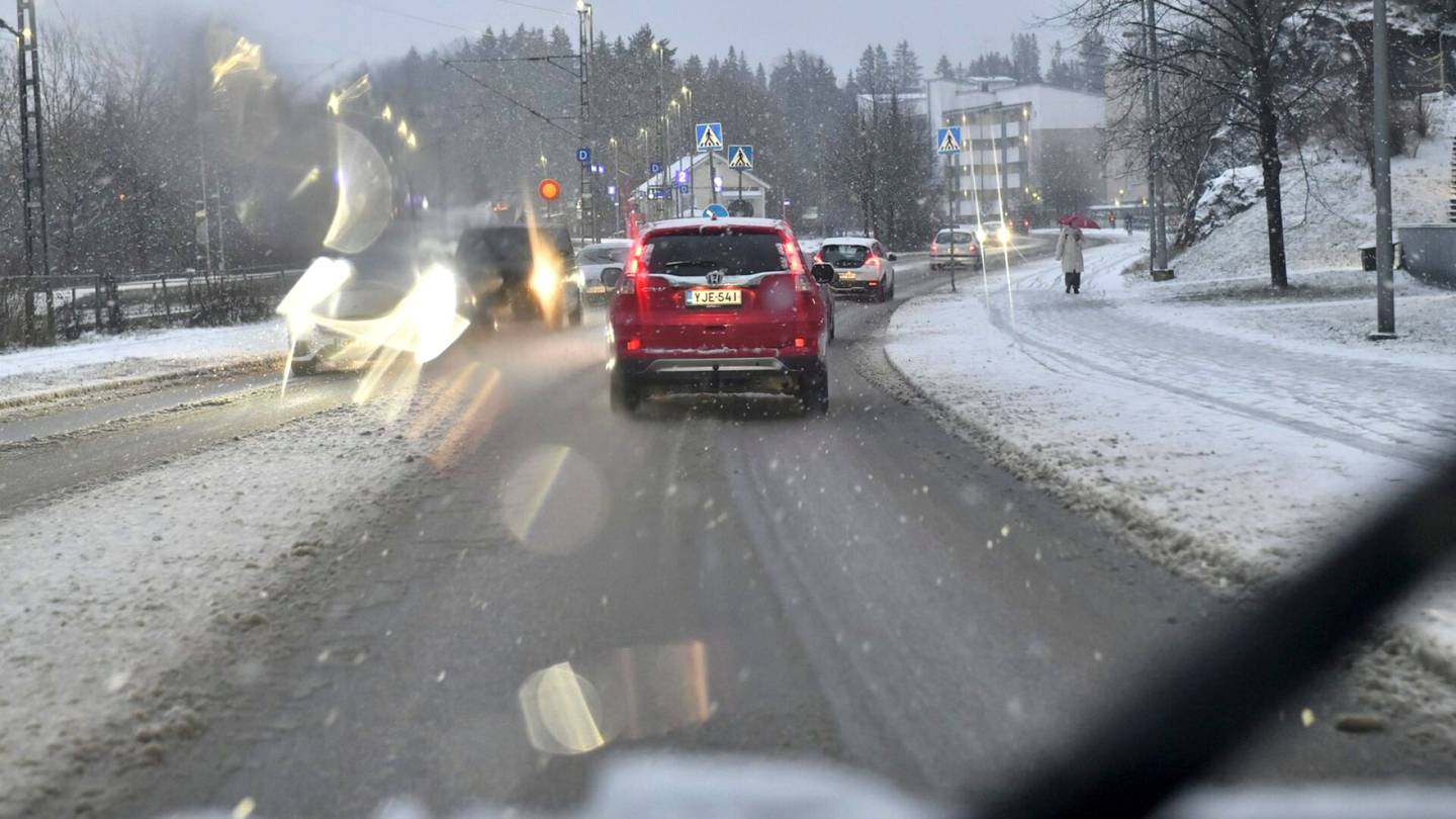 Sää | Tieliikenne­keskus: Eteläisessä Suomessa tiet paikoin liukkaita