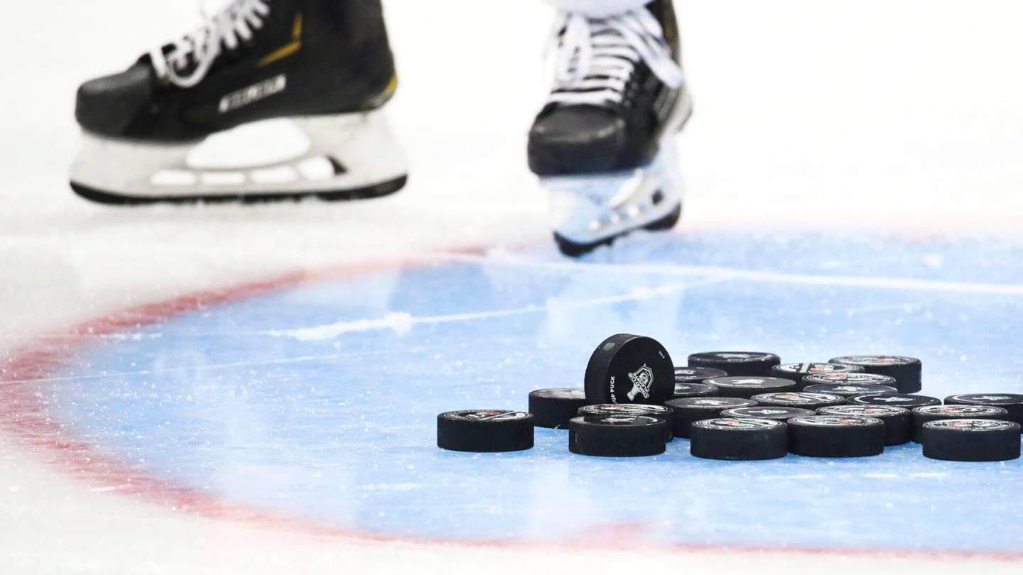 Jääkiekko | Kaksi kiekkoilijaa putosi kesken ottelun kaukalosta jääkoneen lumille tarkoitettuun sulamis­kuoppaan Sveitsissä