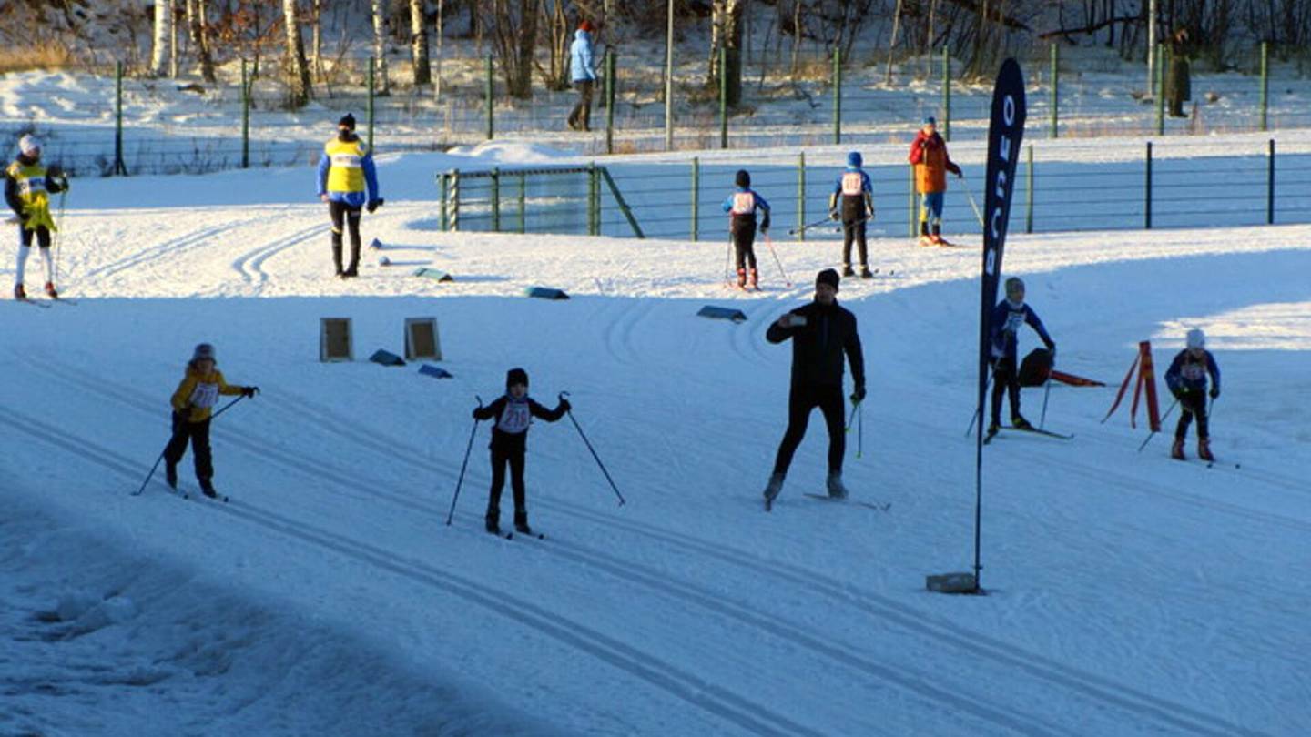 Ulkoilu | ”Ihmiset hiihtävät niillä vähän omalla vastuullaan” – Luonnonlumilatujen kunto on pk-seudulla heikko, tykkilumetetuilla laduilla voi vielä hiihtää
