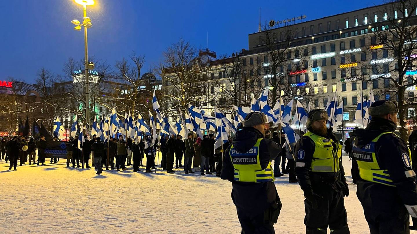 Mielenosoitukset | Helsingissä ainakin viisi mielen­osoitusta, keskustassa useampi poliisipartio – HS seuraa illan kulkua