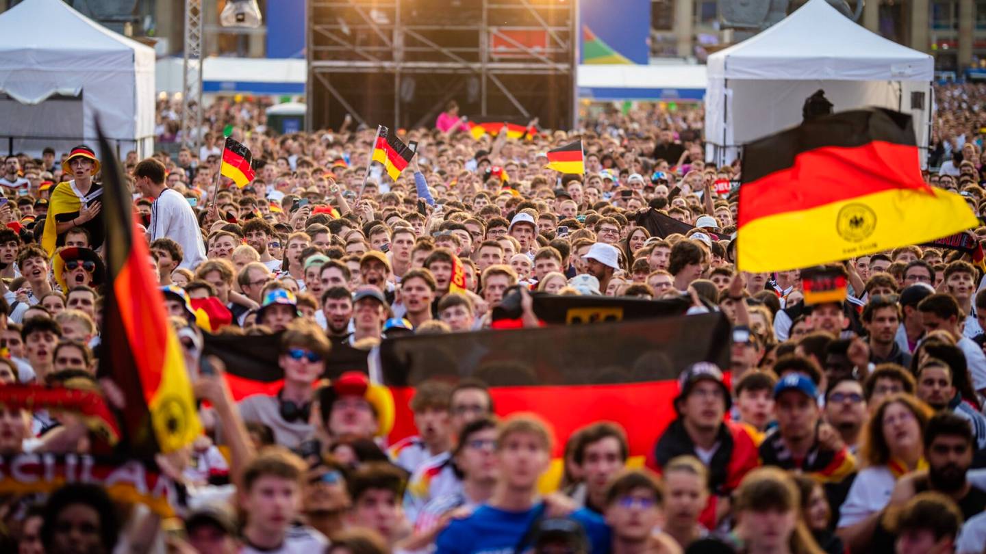 Jalkapallon EM-kisat | Futishuuma kuohuu jo ylikin Saksassa – ”Onneksi kukaan perheestämme ei ollut siellä”, suomalainen äiti sanoo