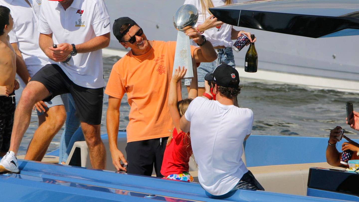 Amerikkalainen jalkapallo | Tequilaa nauttinut Tom Brady viskasi reilu vuosi sitten mestaruus­pokaalin veneestä toiseen – Supertähti vitsaili nyt ”pikseli­näöstään”