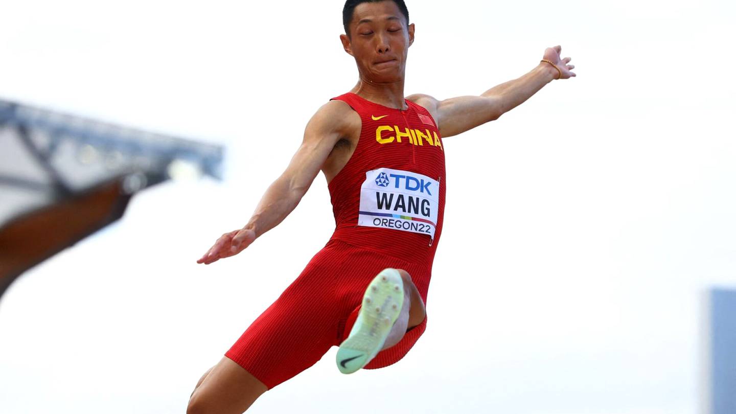 Yleisurheilun MM-kisat | Miesten pituusfinaalissa jälleen dramaattinen huipennus: Kiinan Wang vei MM-kullan viimeisellä hypyllään