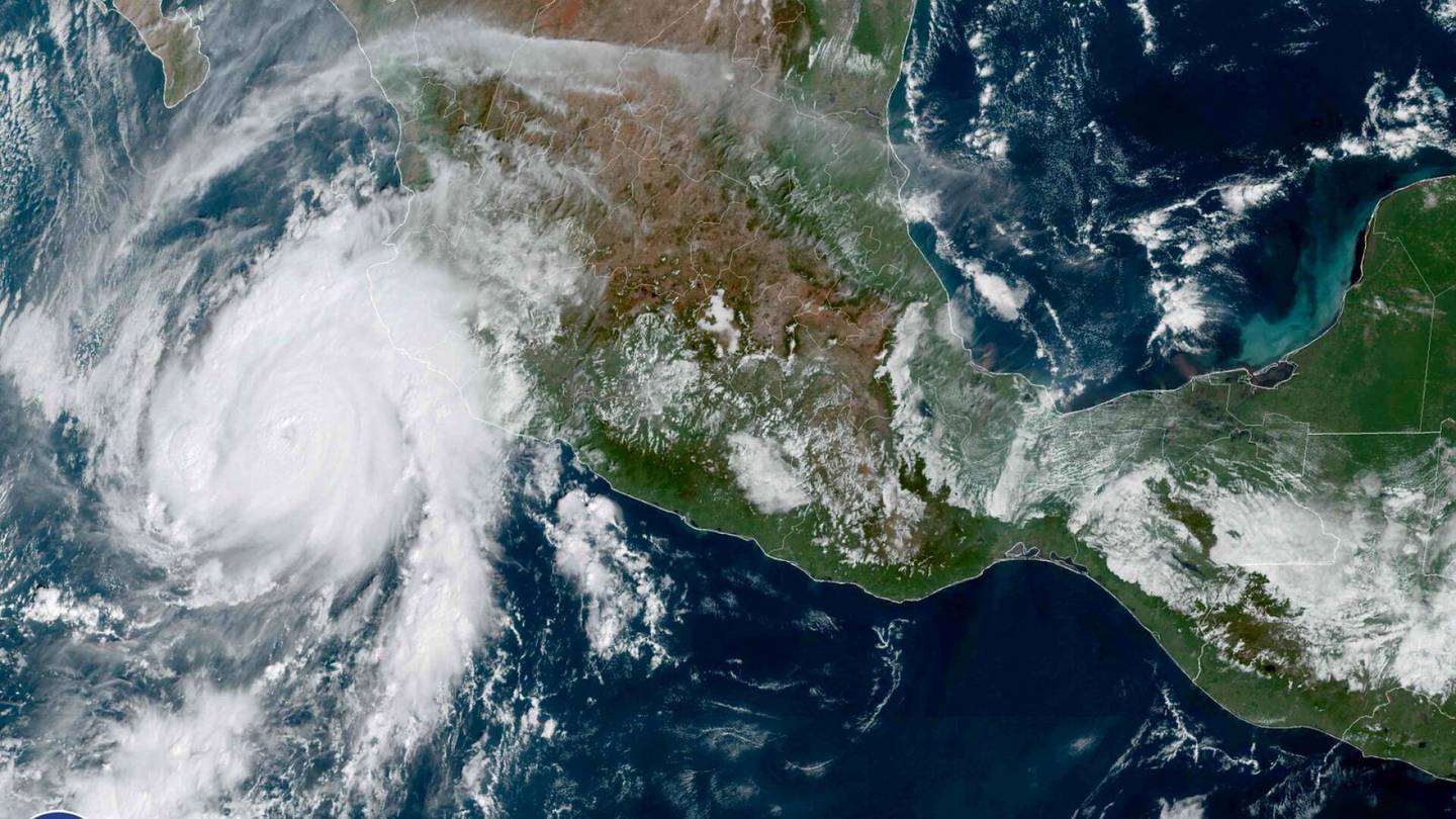 Hirmumyrskyt | Nelos­kategorian hurrikaaniksi voimistunut Roslyn matkaa kohti Meksikoa