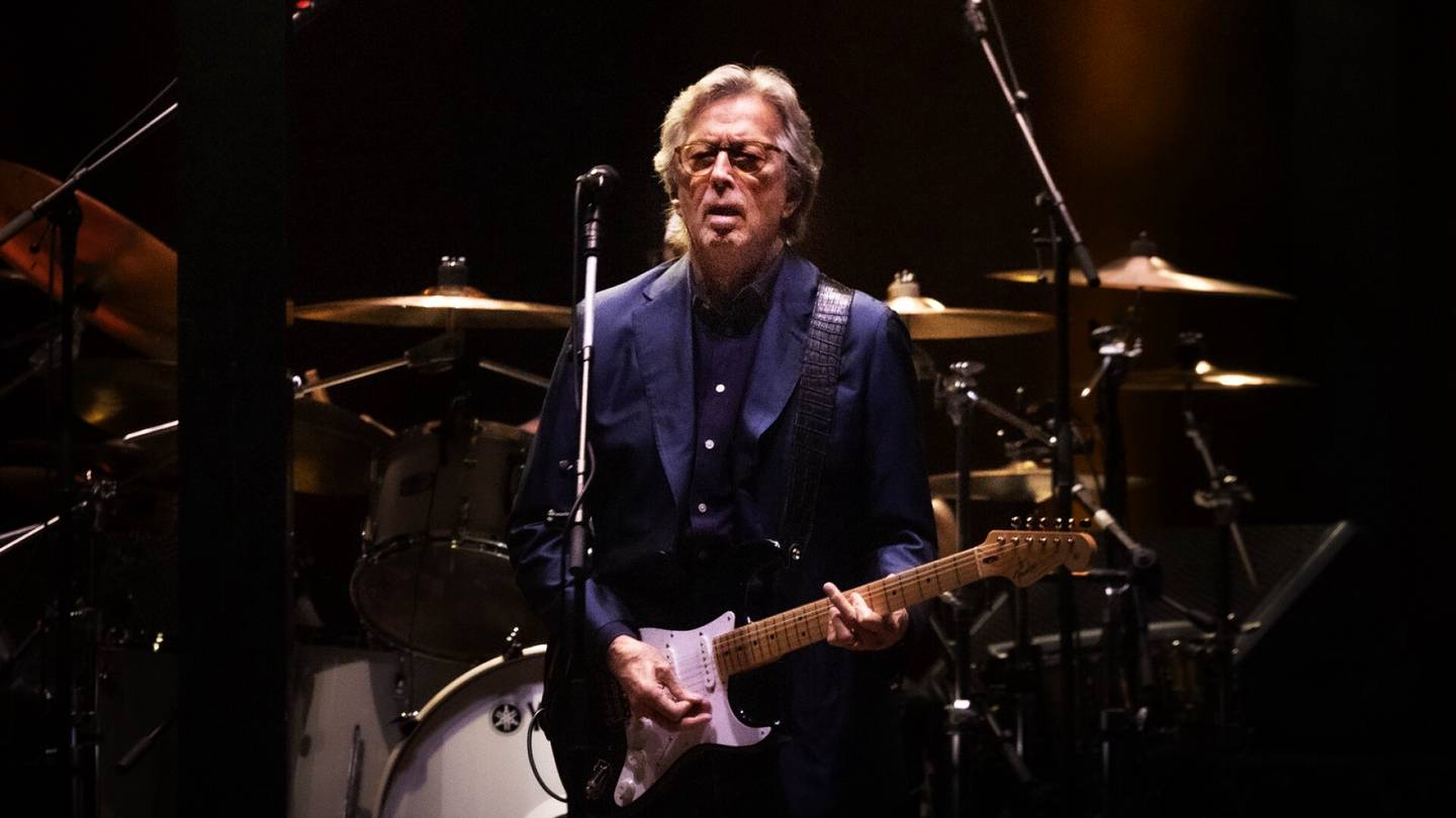 Konserttiarvostelu | Ikä ei ole kangistanut kitaristilegenda Claptonia – Hoochie Coochie Man soi Tampereella anteeksipyytelemättömän miehekkäästi