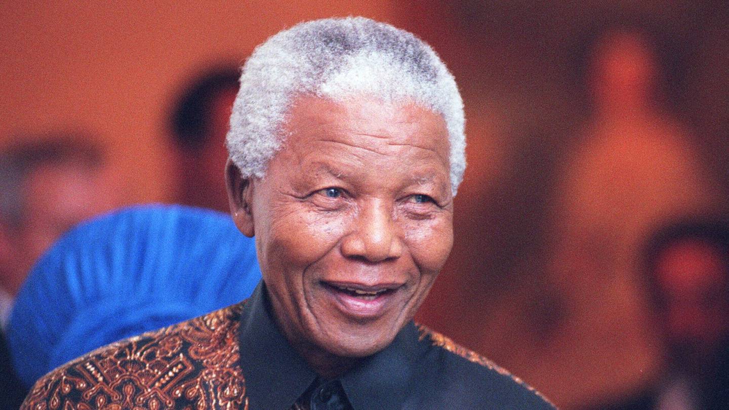 Etelä-Afrikka | Nelson Mandelan kuulo­laite ja muuta omaisuutta kaupan – Etelä-Afrikka yrittää estää