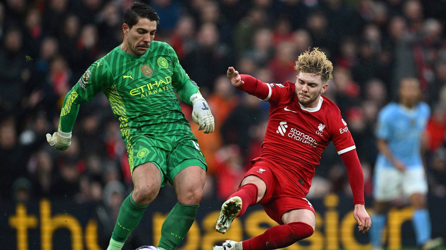 Jalkapallo | Liverpool ja Manchester City pistejakoon dramaattisten vaiheiden jälkeen – maalivahti loukkaantui