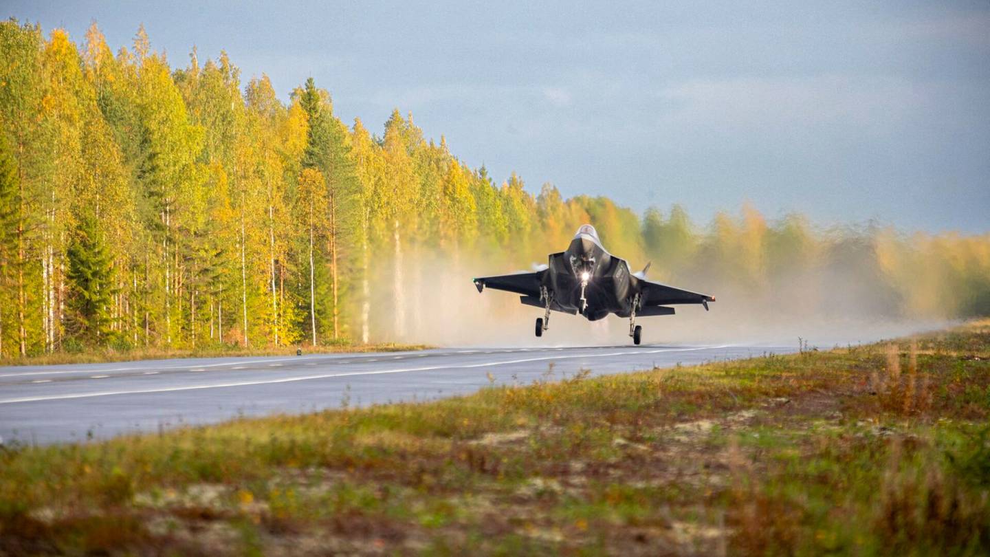 Ilmapuolustus | Kaksi F-35-hävittäjää laskeutui Pohjois-Savossa ensimmäistä kertaa tielle