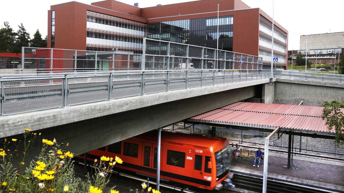 Joukkoliikenne | HSL selittää, miksi alle sadan matkustajan bussit korvaavat 450 matkustajan metroja