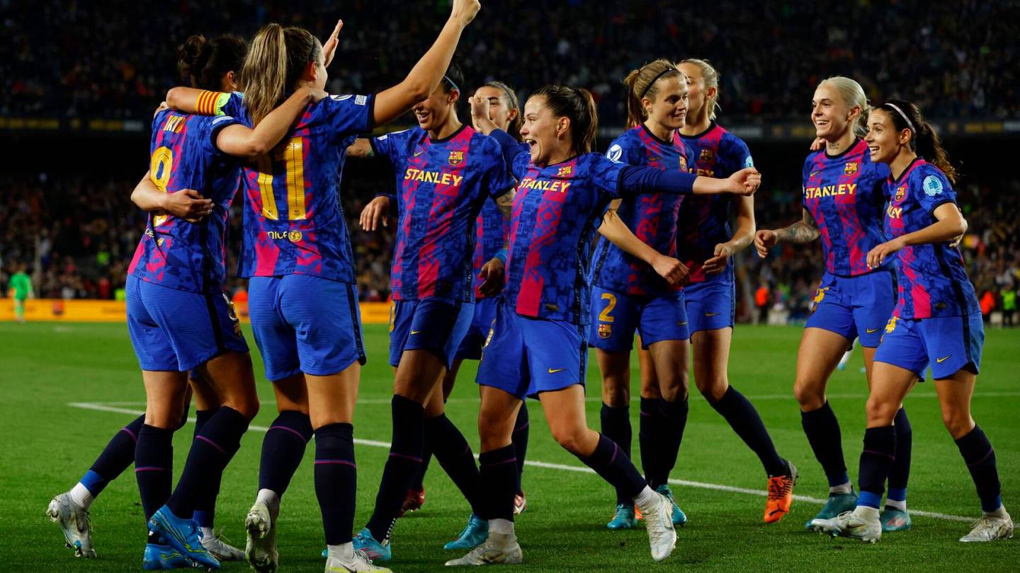 Jalkapallo | Ennätys­yleisö siivitti Barcelonan El Clásicossa murska­voittoon ja naisten Mestarien liigan välieriin