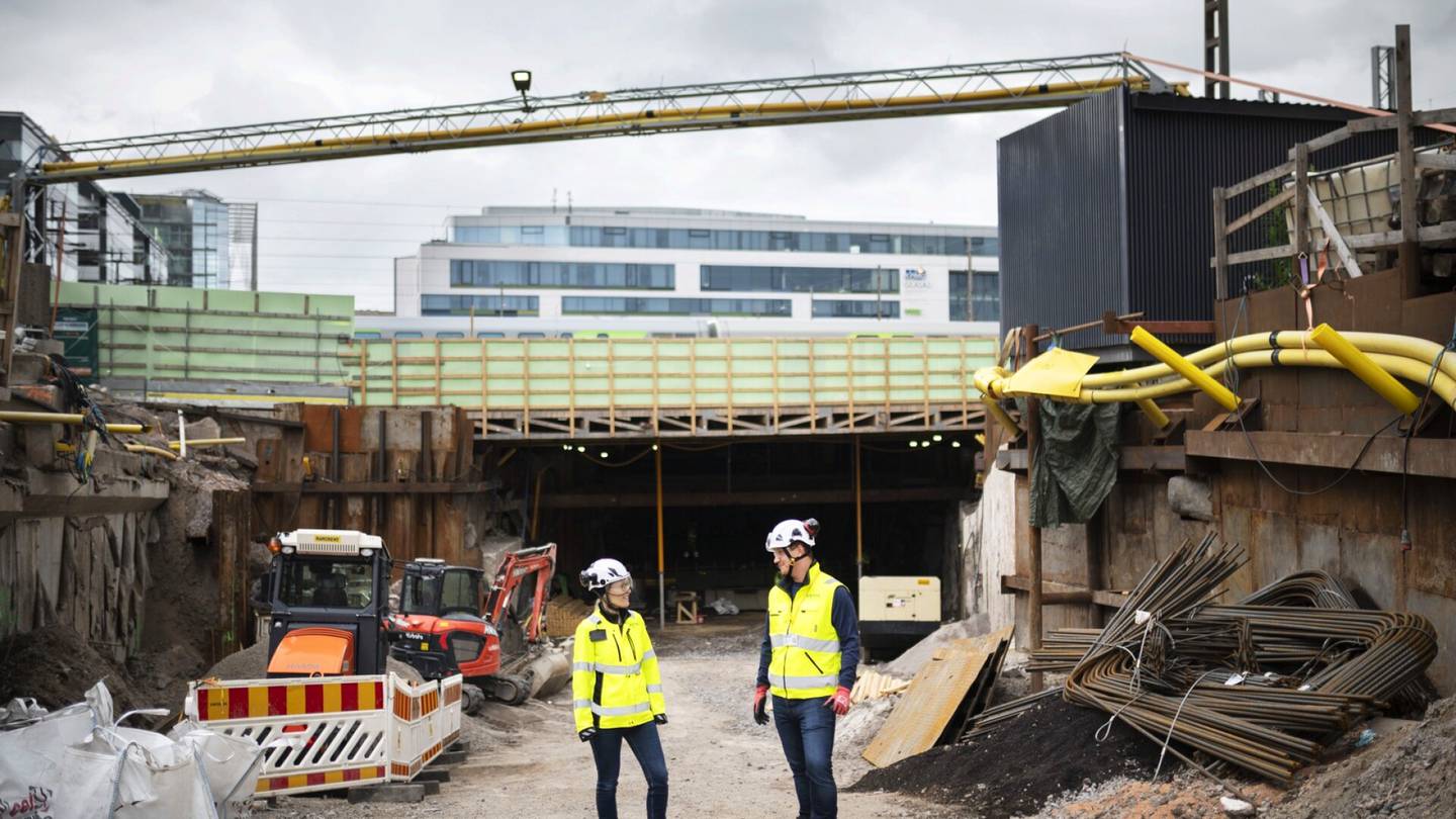 Pyöräily | Yksi Helsingin vaikeimmista rakennus­hankkeista viivästyy – Kaisan­tunnelin vaikein osuus on ”upottava painajainen” rautateiden alla