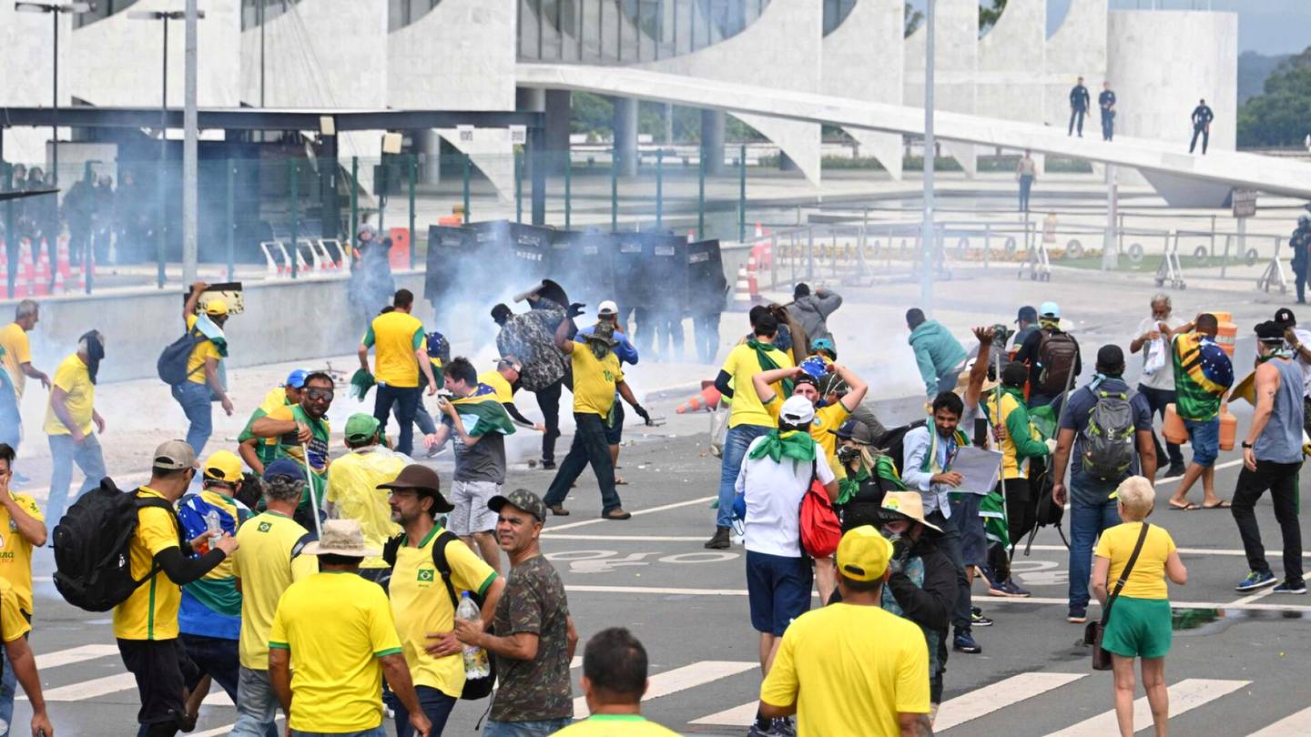 Brasilia | Poliisi ja Bolsonaron kannattajat ottavat yhteen pää­kaupungissa – mielen­osoittajat tunkeutuneet hallinto­rakennuksiin