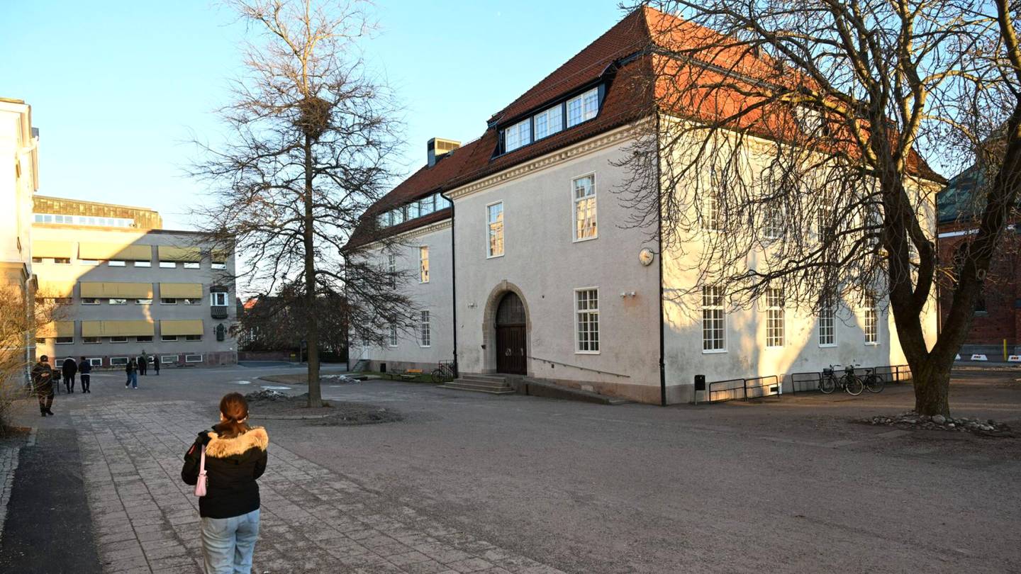 Ruotsi | Ryöstäjät tunkeutuivat kouluun ja pakottivat lukiolaiset antamaan pois tietokoneensa Västeråsissa Ruotsissa