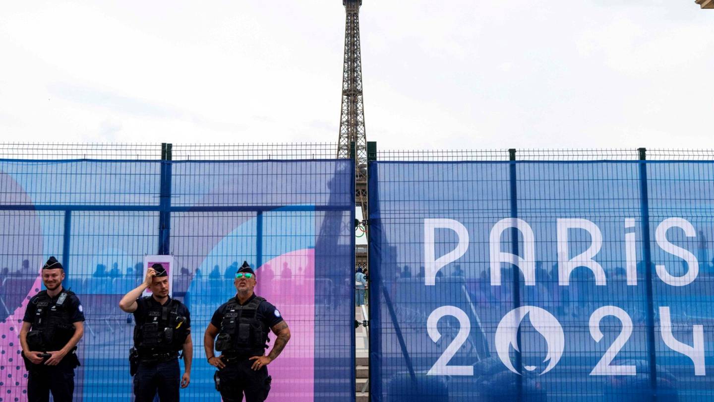Olympialaiset | Pariisi hävittää piraatti­tuotteita – Tutkija kritisoi Reutersille köyhyyden siivoamiseksi katu­kuvasta