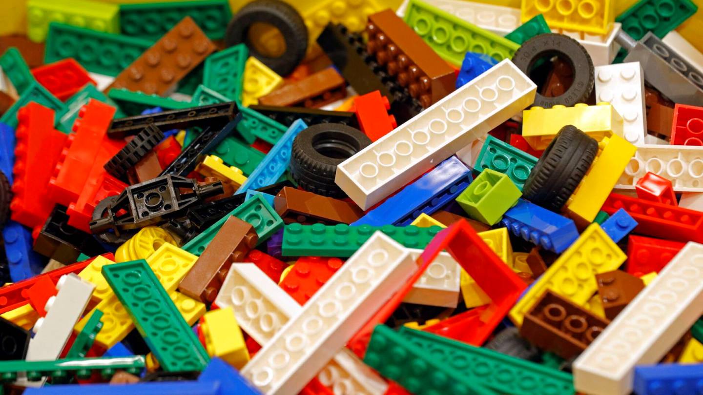 Kierrätys | Lego hylkää suunnitelman valmistaa palikoita kierrätetyistä muovi­pulloista