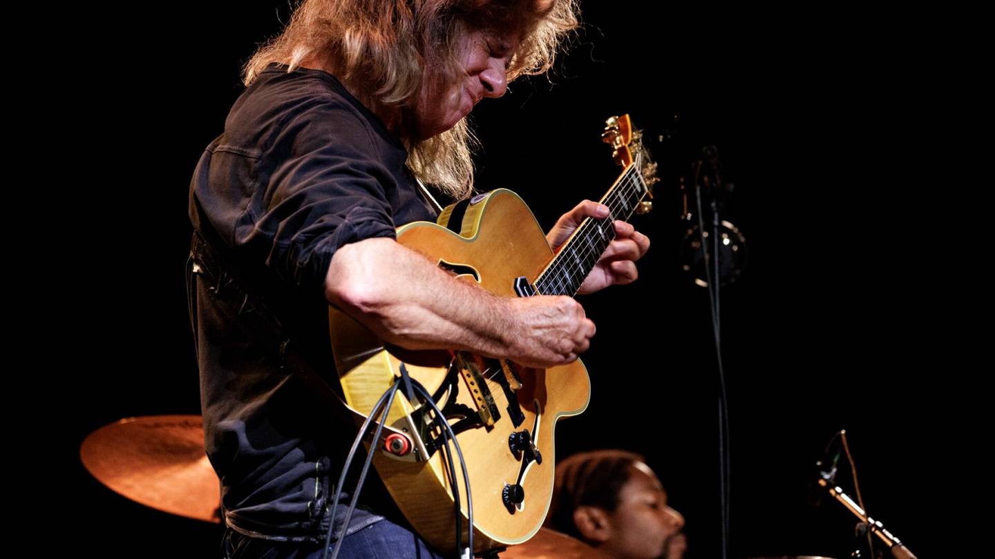 Konserttiarvostelu | Kitaristilegendoihin kuuluva Pat Metheny esiintyi Kulttuuritalolla soittaen ainakin viittä eri kitaraa