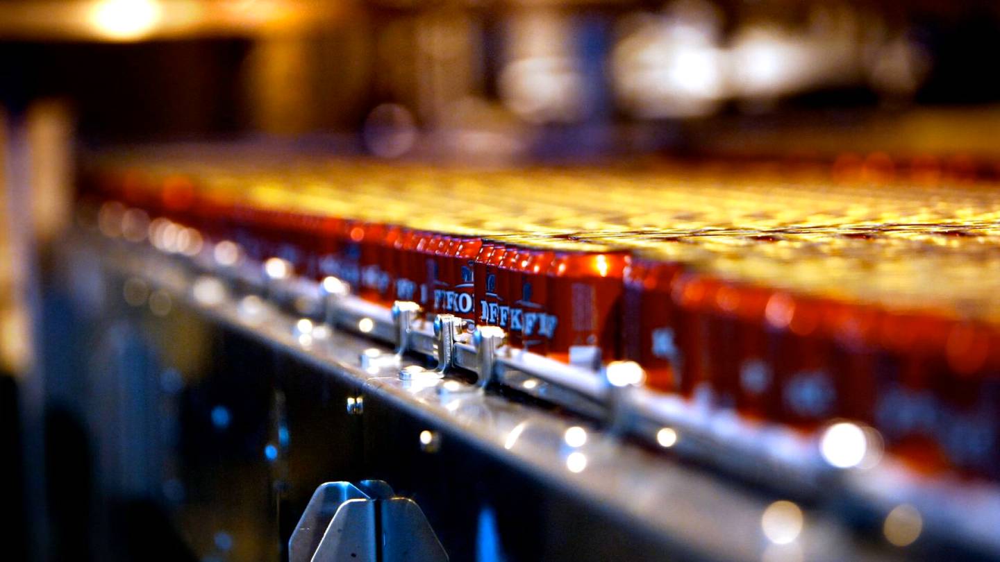 Inflaatio | Panimoyhtiö Carlsberg aikoo nostaa oluidensa hintoja raaka-aineiden hinnan­nousun vuoksi