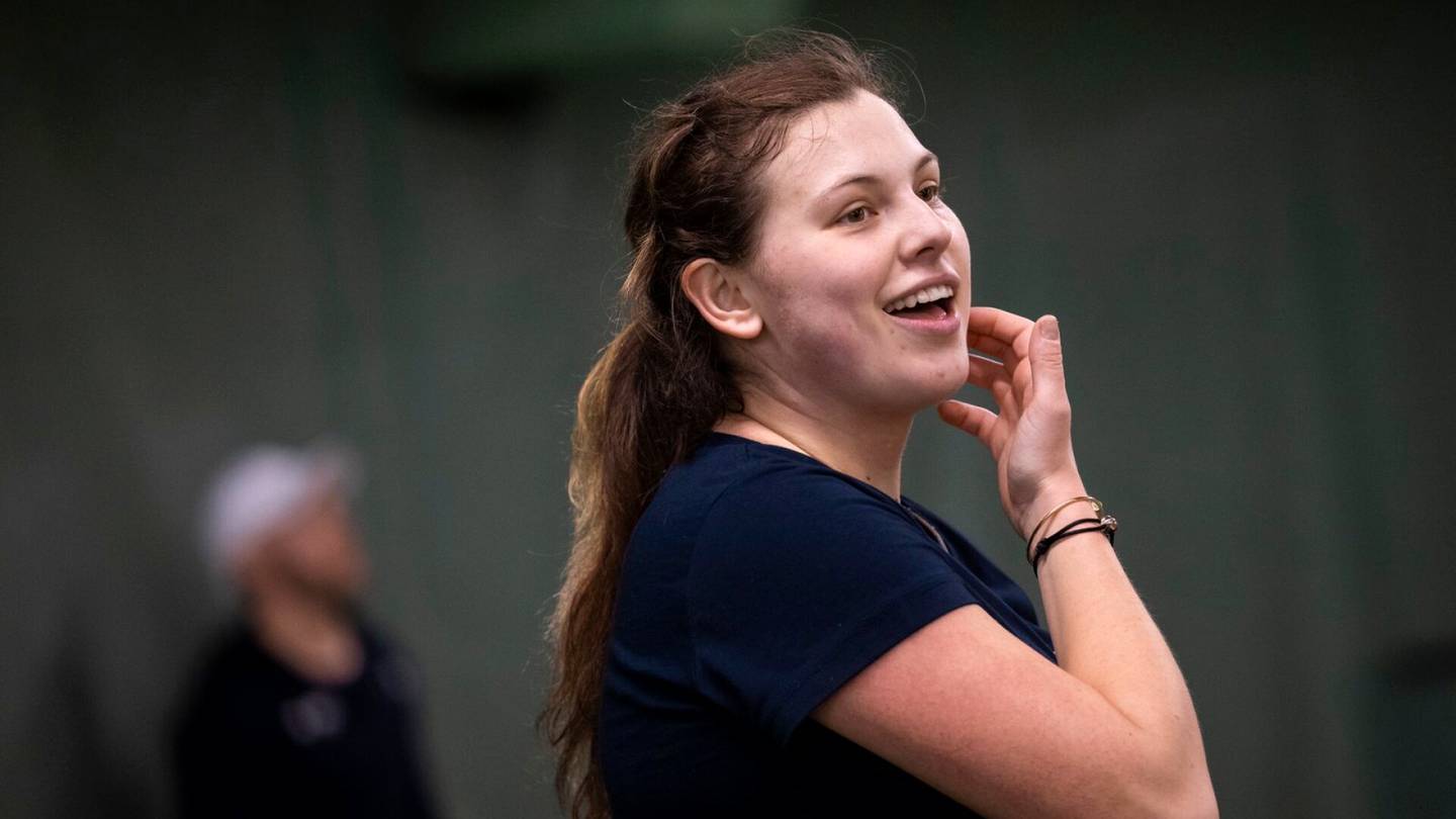 Tennis | Naiset joutuivat sivukentälle, Anastasia Kulikova vei kahden hermostuneen pelaajan kohtaamisen