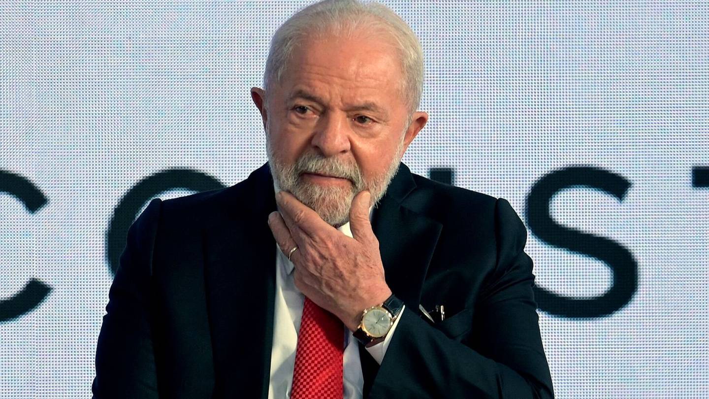 Brasilia | Presidentti Lula erotti Brasilian armeijan komentajan