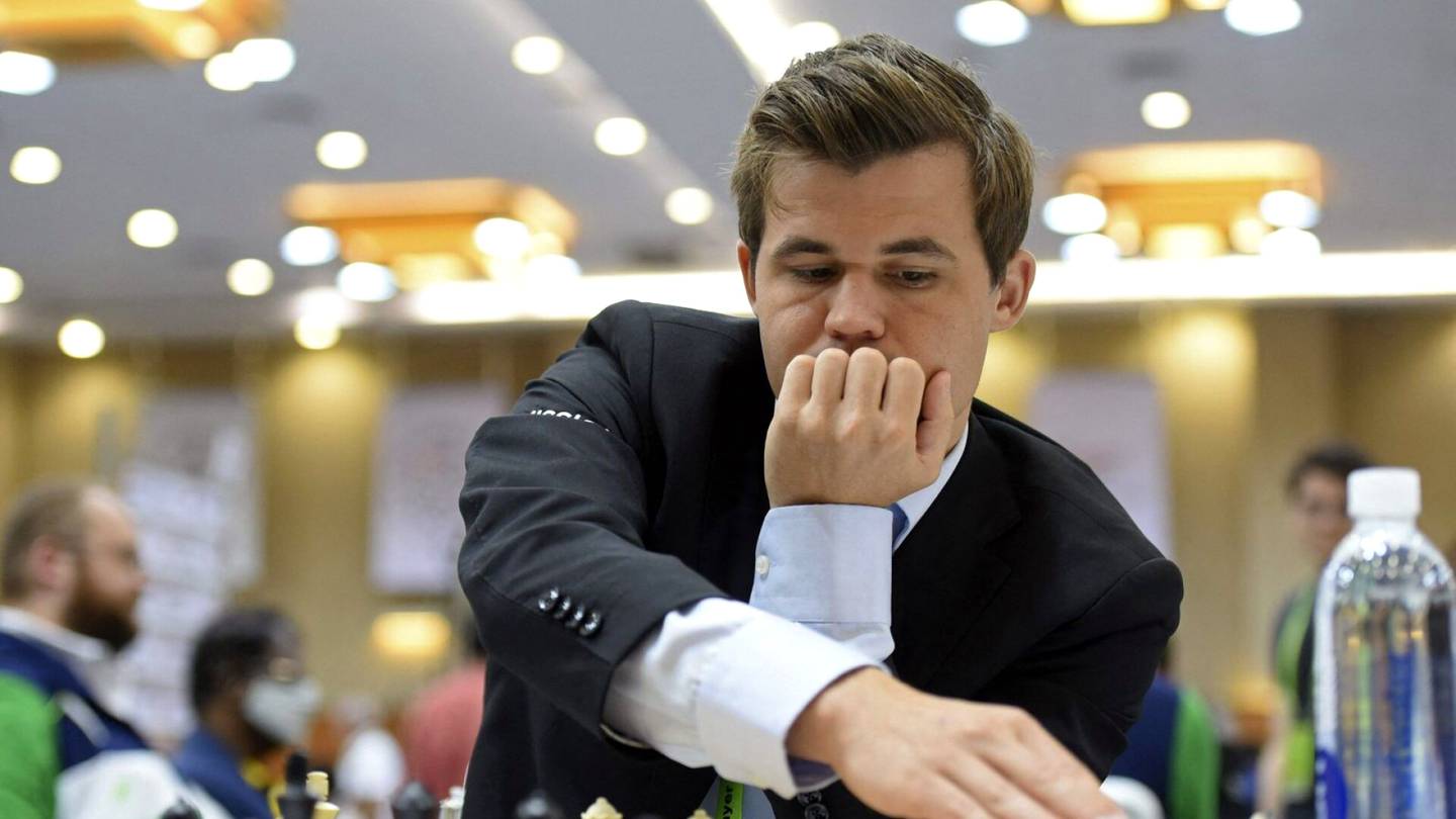 Šakki | Šakin supertähti Magnus Carlsen vetäytyi kesken turnauksen – kryptinen viesti José Mourinhon sanoilla sisälsi vihjeen syystä