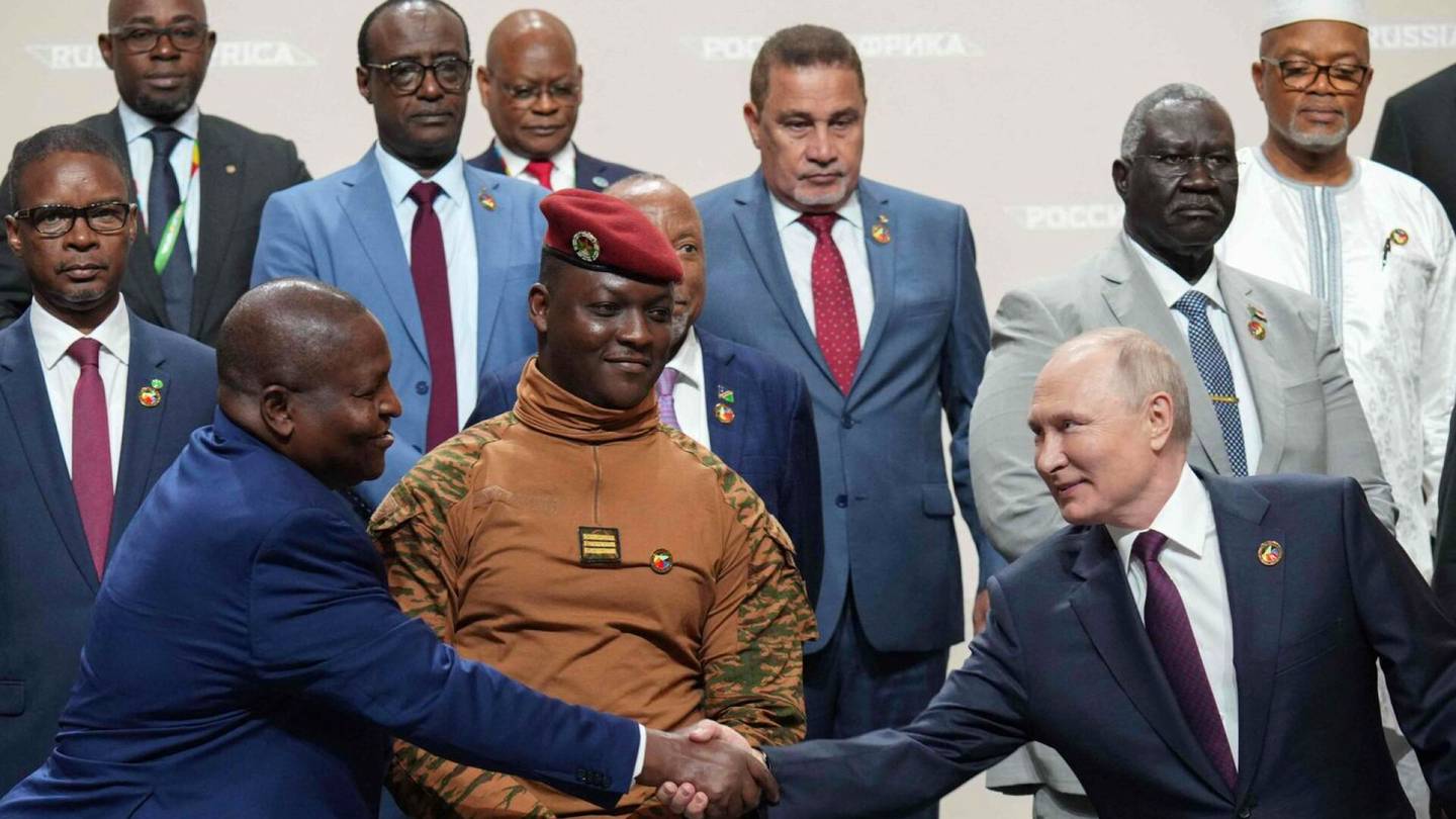 Venäjä–Afrikka-kokous | Afrikan johtajat vetosivat Pietarissa rauhan­suunnitelman ja Mustan­meren vilja­sopimuksen puolesta