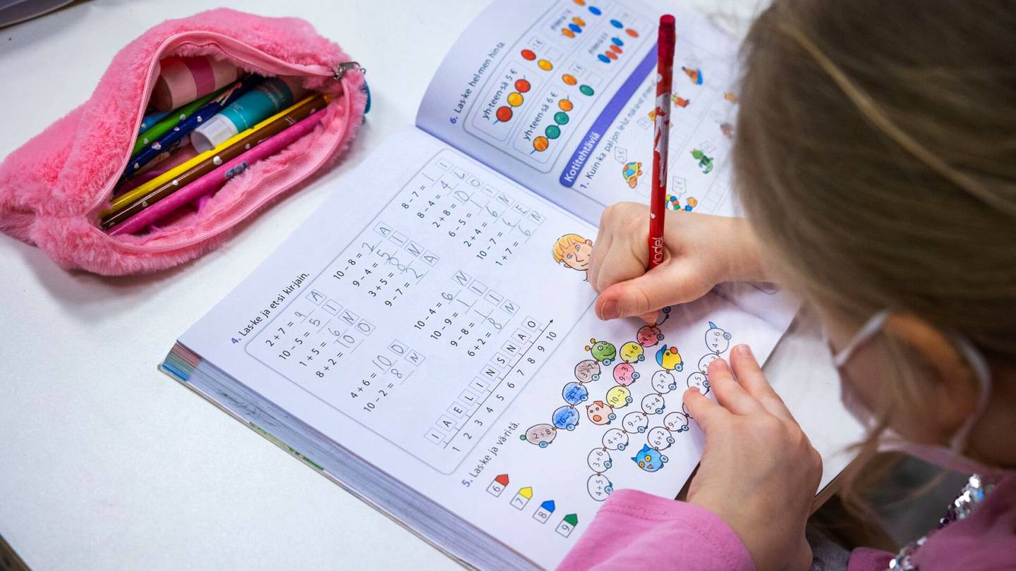 Koulu | Opetusministeriö reagoisi oppimis­tulosten laskuun lisäämällä oppituntien määrää perus­koulussa