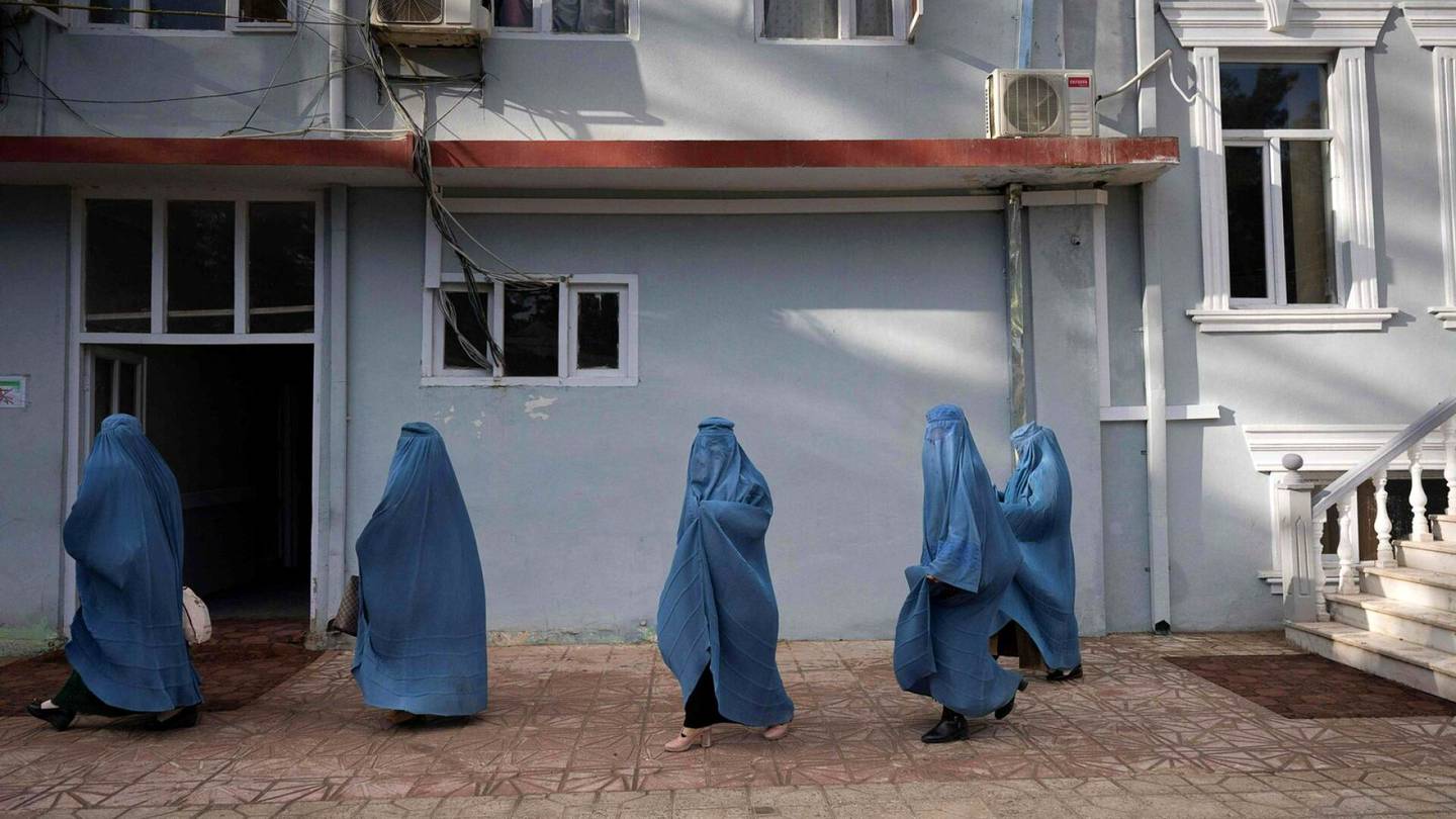 Afganistan | Talebanin johtaja määräsi naiset käyttämään burkhaa Afganistanissa