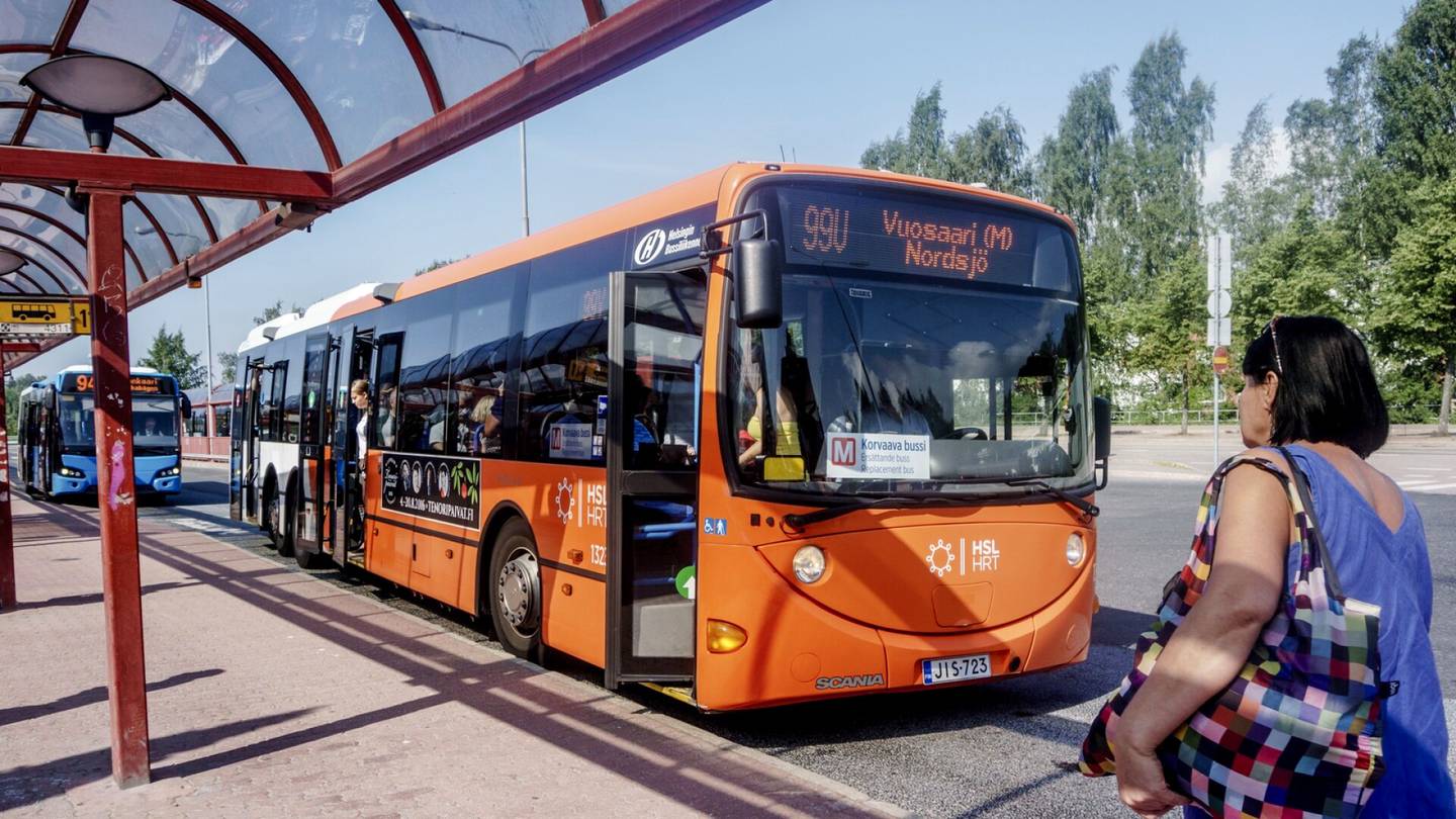 Onnettomuudet | Matkustaja liukastui bussi­pysäkillä Helsingissä ja vaatii nyt yli 30 000 euroa korvausta