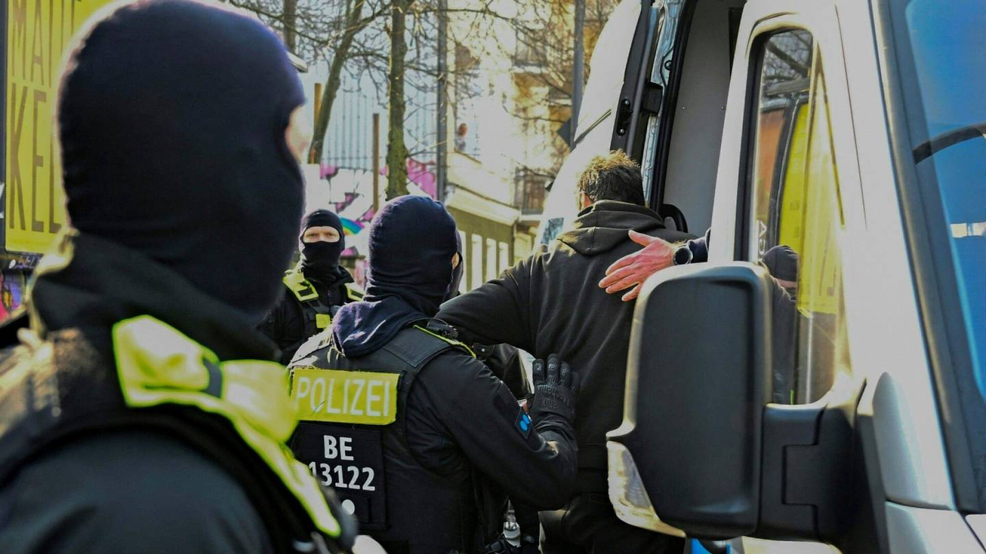 Saksa | Poliisi löysi matkailuvaunun, jonka epäillään kuuluvan etsitylle RAF-terroristille