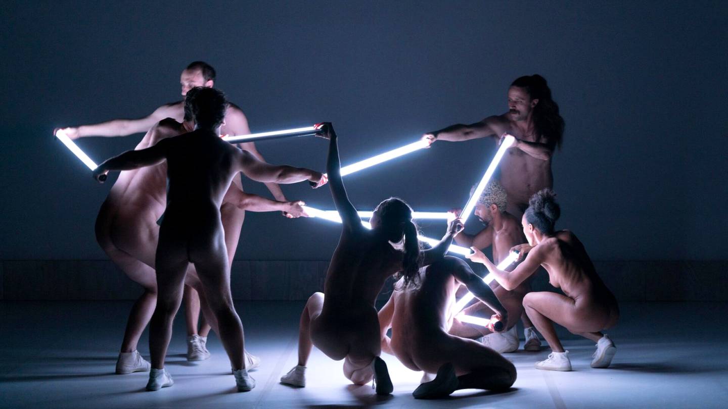 Tanssiarvostelu | Tanssin talo osoitti jälleen, miten ylellistä iso tila on: Mette Ingvartsenin Moving in Concert oli digitaalisuuden ja ihmisruumiin loputonta leikkiä