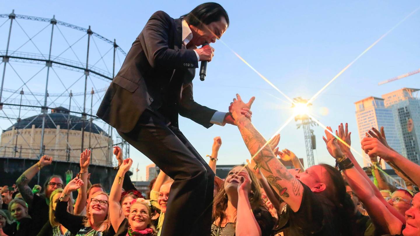 Konserttiarvostelu | Odotettua pirteämmin esiintynyt Nick Cave palasi mestarillisesti Flow’hun, vaikka konsertissa oli väistämätöntä kertauksen makua