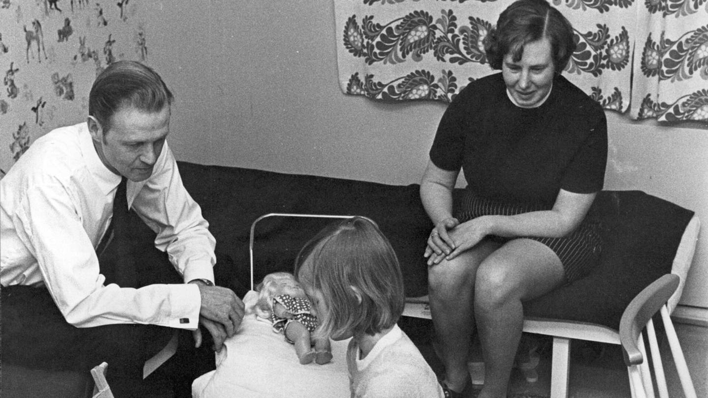 HS 50 vuotta sitten 24.5.1974 | Kaksi äitiä ensimmäiset kirjelukion ylioppilaat