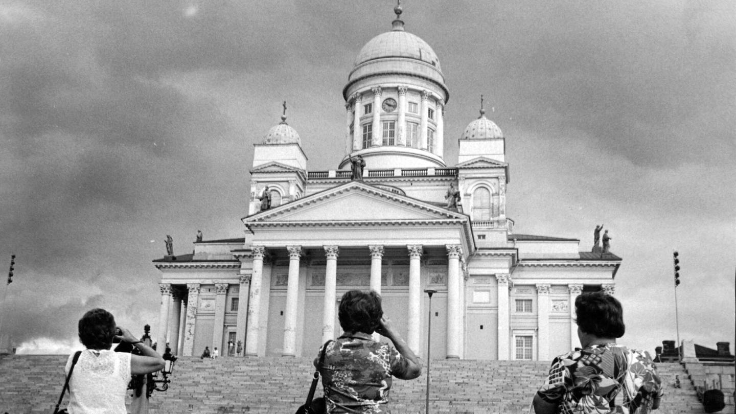 HS 50 vuotta sitten 6.7.1974 | Helsinki näyttää turisteille siloiset sunnuntaikasvonsa