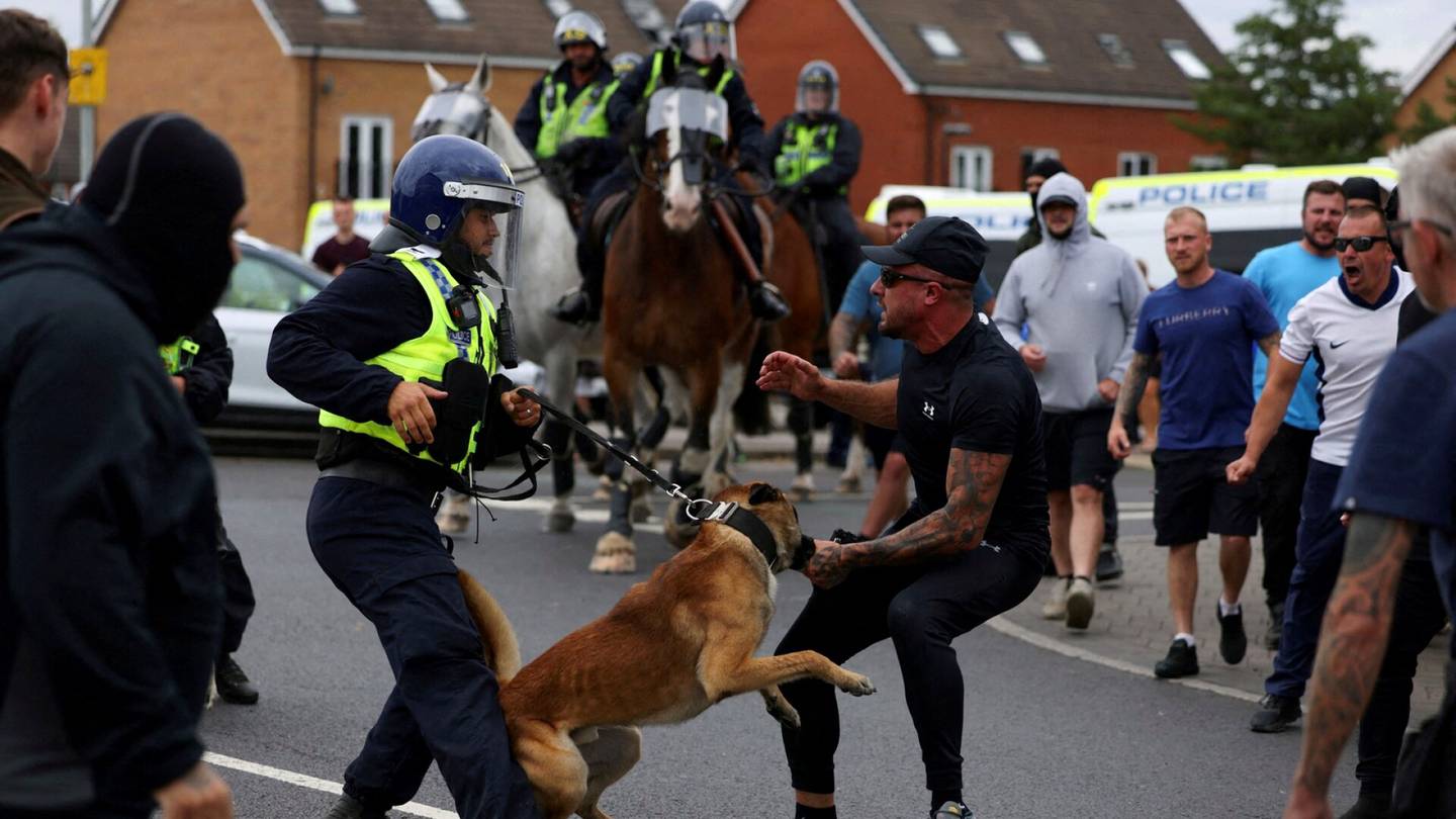 Britannian mellakat | Poliisi valmistautuu uusiin laajoihin mellakoihin somessa kiertävän 39-kohtaisen ”kohdelistan” vuoksi