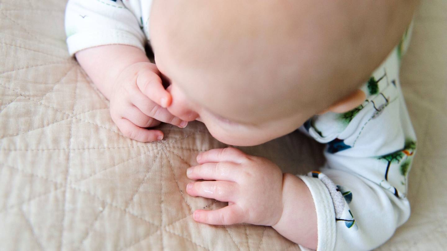 Ikä | Tutkimus selvitti, miksi teini haisee vuohelta ja vauva orvokilta