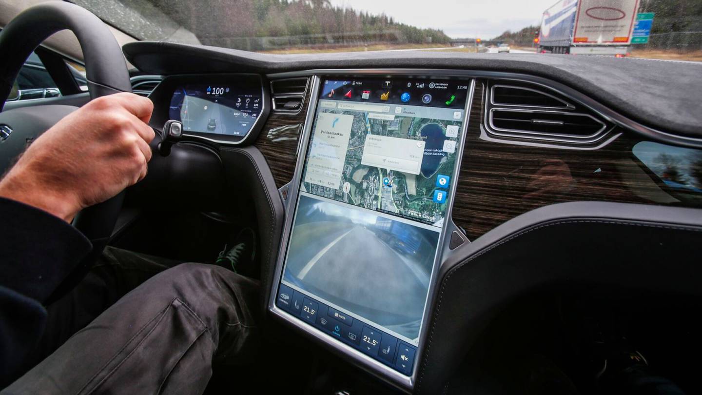 Autot | Tesla joutuu oikeuteen kuolon­kolareista, joihin liittyy Teslojen robottiauto-ominaisuus