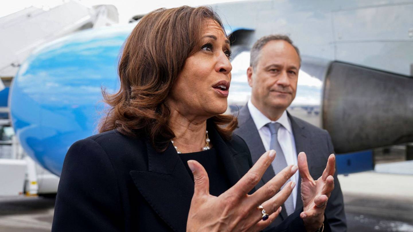 Yhdysvallat | Varapresidentti Kamala Harris peräänkuuluttaa kieltoa kone­tuliaseille joukko­ampumisten jälki­mainingeissa