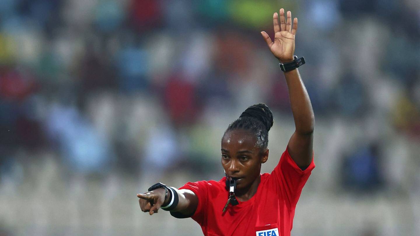 Jalkapallo | Salima Mukansanga teki historiaa: ensimmäinen nainen Afrikan turnauksen päätuomarina – linja­tuomarit oli yllättäen vaihdettu miehiksi