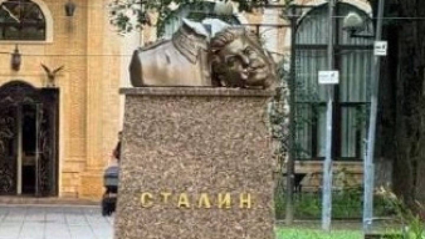 Venäjä | Mies hakkasi Stalinin patsaalta pään irti