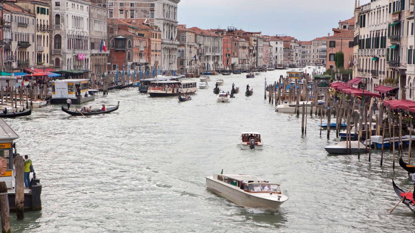 Italia | Venetsialaiset pakenevat massa­turismia: kaupungin väki­luvun pelätään laskevan historiallisen alhaiseksi jo tällä viikolla