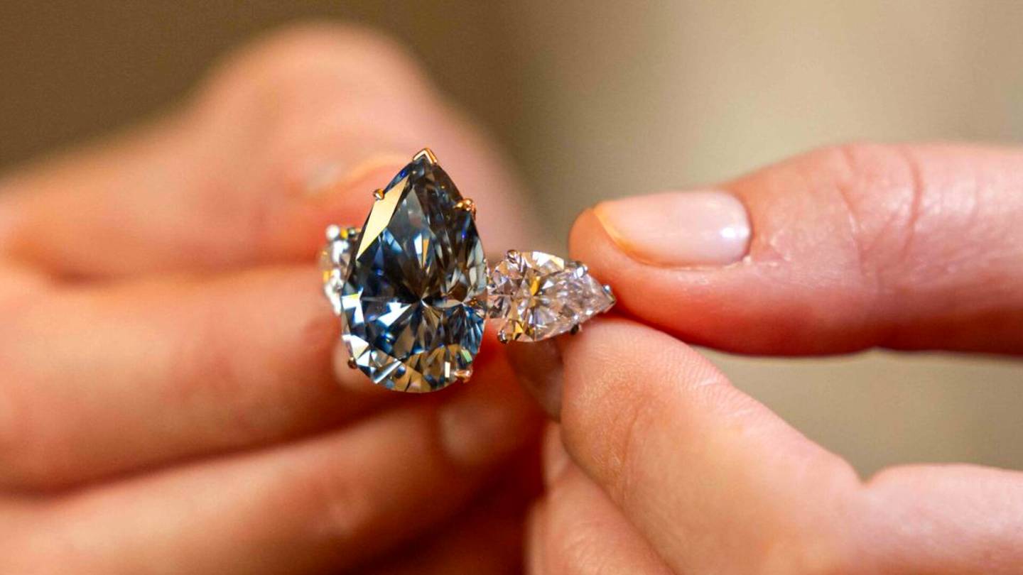Video | Harvinainen sininen timantti huuto­kaupataan Genevessä